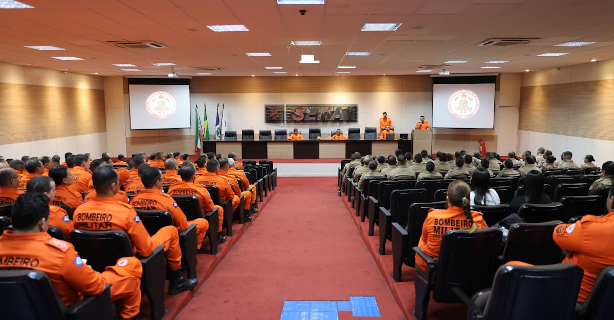 企业如何适应社交媒体的营销战略，吸引更多用户。